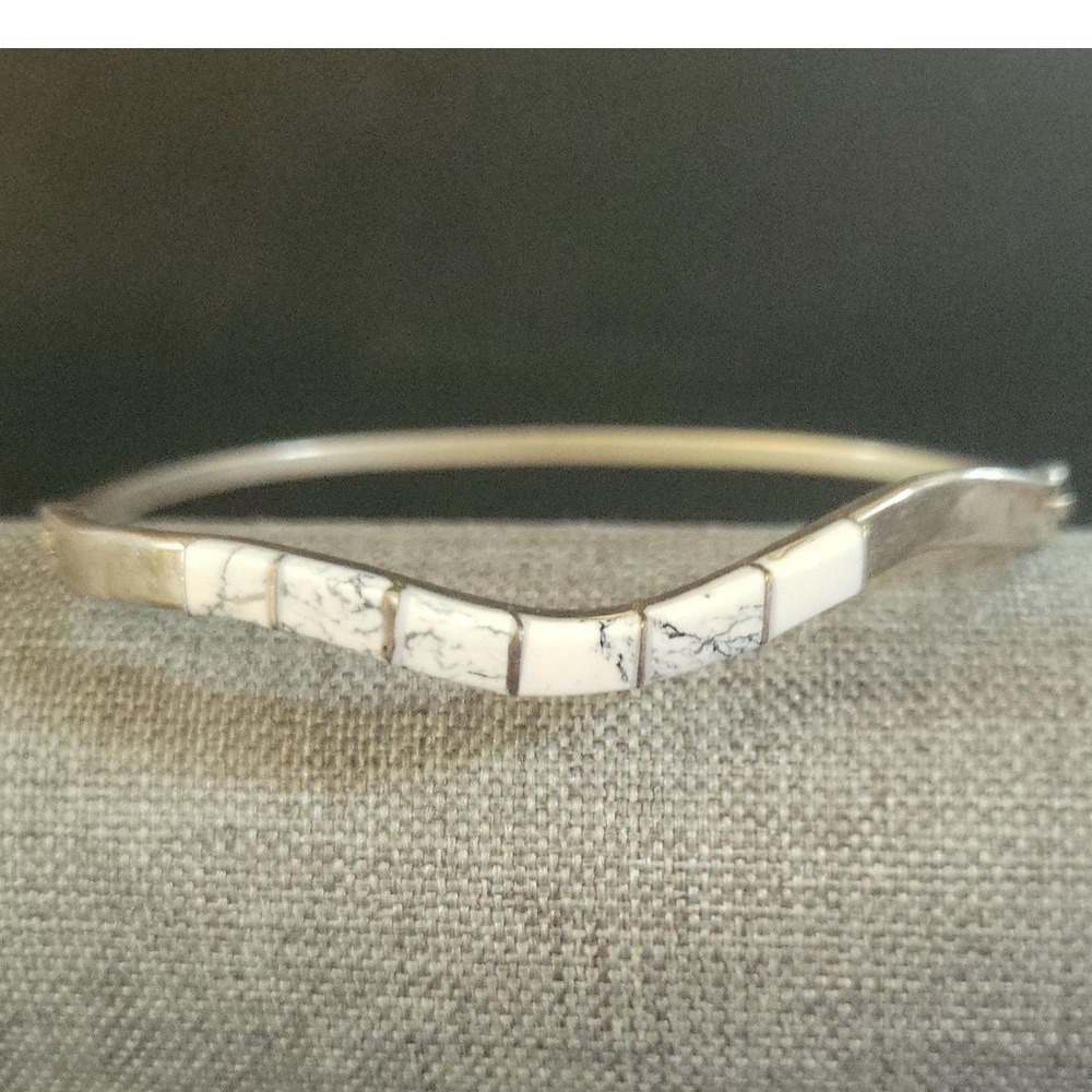 Vintage Mexico Silver Tone White Inlay V Bangle Bracelet Size 7 Southwestern